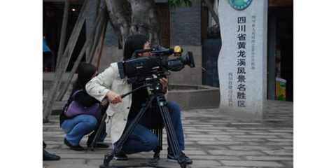 專業(yè)團(tuán)隊(duì)策劃與制作電視專題片、企業(yè)形象宣傳片、各類紀(jì)錄片、微電影、影視劇,制作并投放影視廣告、影視劇廣告、電視廣告,文化創(chuàng)意產(chǎn)業(yè)項(xiàng)目,文化藝術(shù)交流,市場(chǎng)營(yíng)銷策劃,企業(yè)形象策劃,藝人宣傳推廣包裝,報(bào)紙等